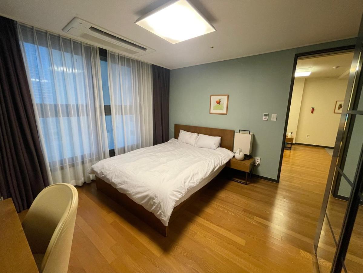 Hotel With Busan Eksteriør billede